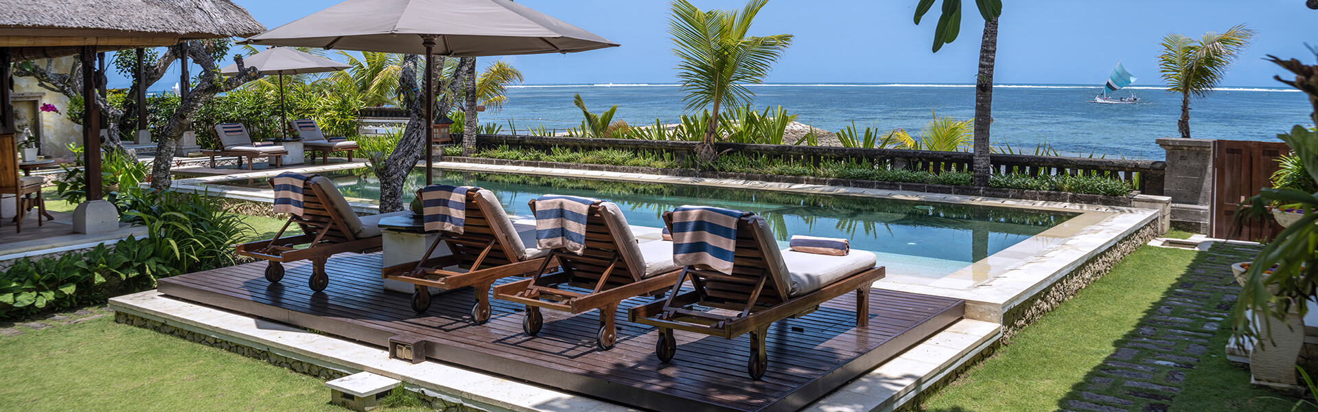 Villa Cemara - loungers and sea view