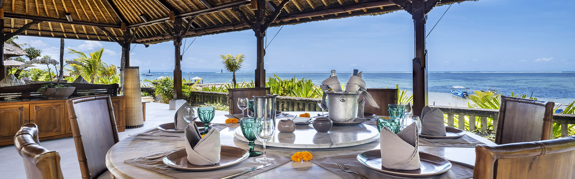 Villa Cemara - outdoor dining and sea view